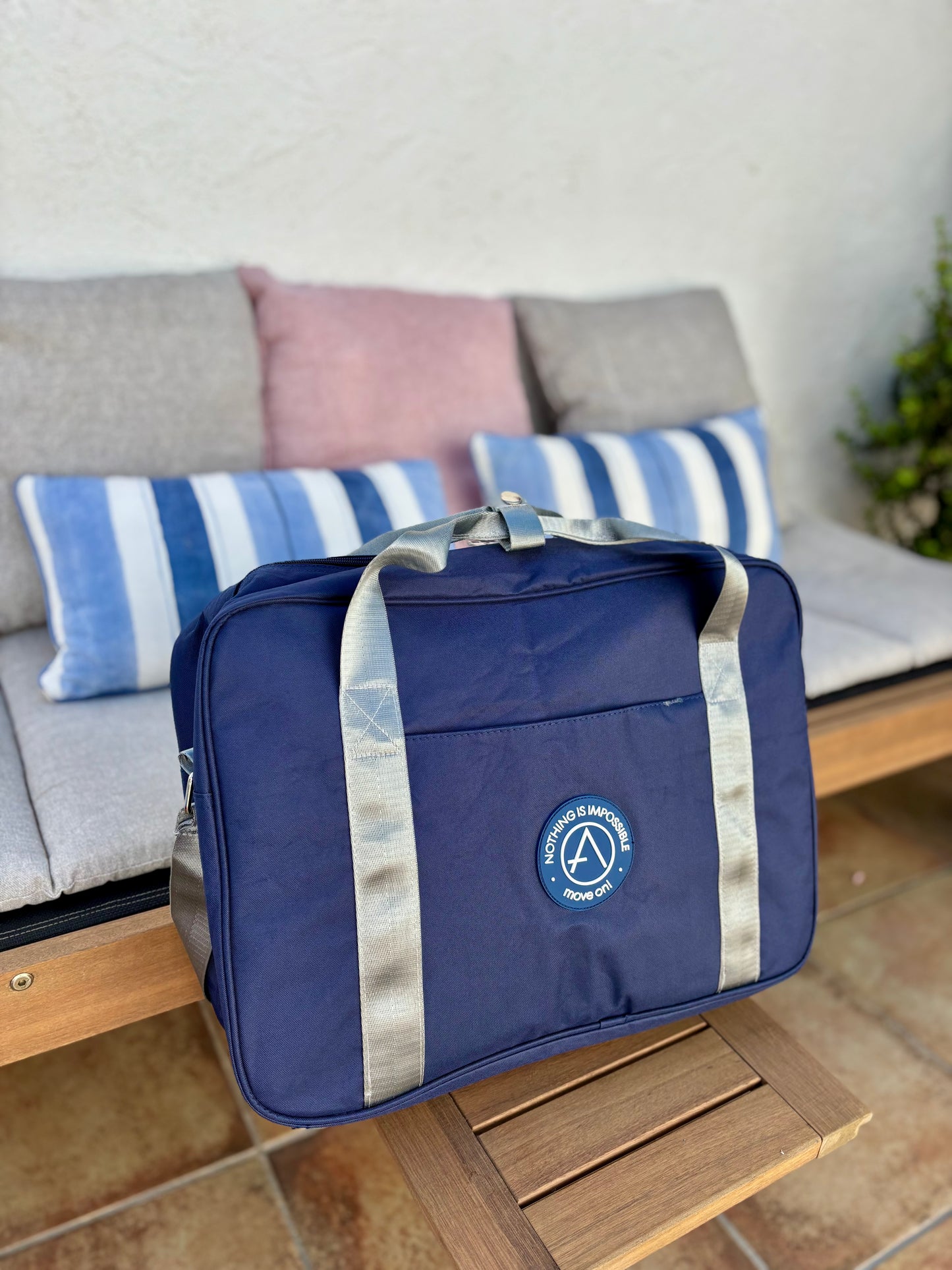 Bolsa de viaje rectangular ideal para gimnasio, trabajo y escapadas en azul marino y negro con diseño moderno