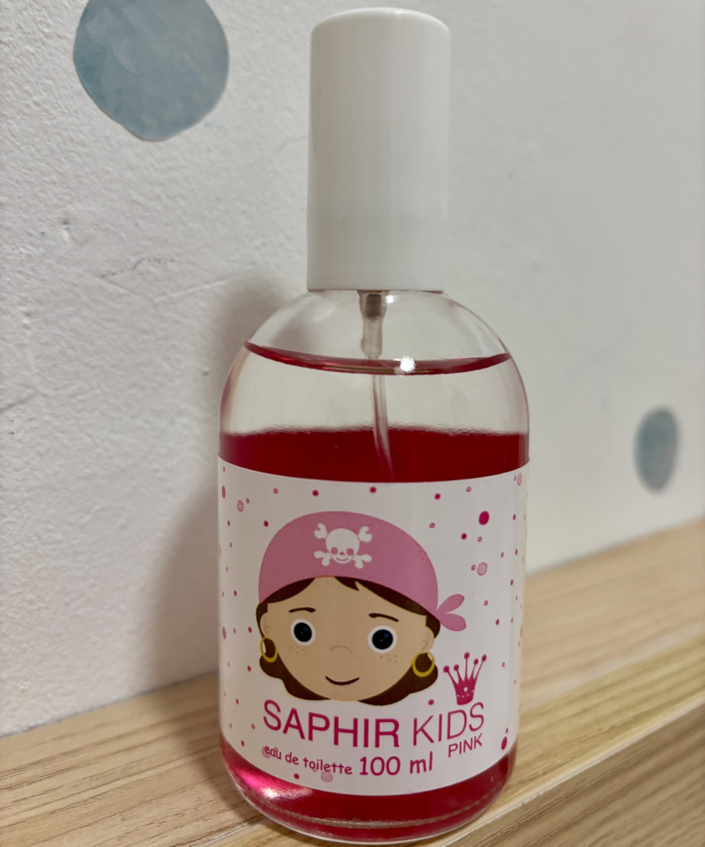 Botella de colonia infantil Fresh Kids de Acho Home en formato spray con aroma fresco, cítrico suave y floral ligero