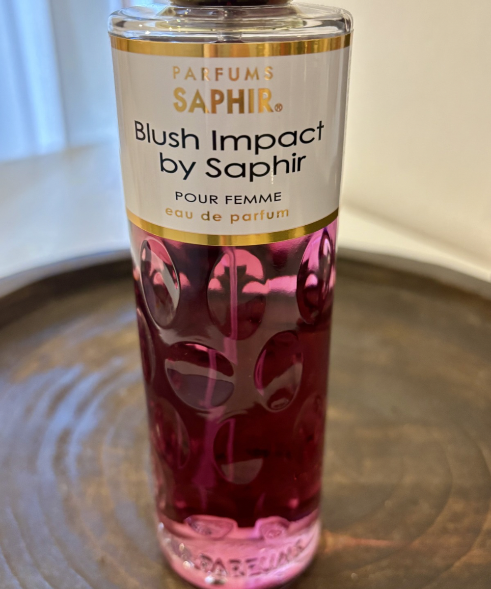 Detalle del frasco de Blush Impact by Saphir Women con nombre visible, fragancia femenina ligera y dulce