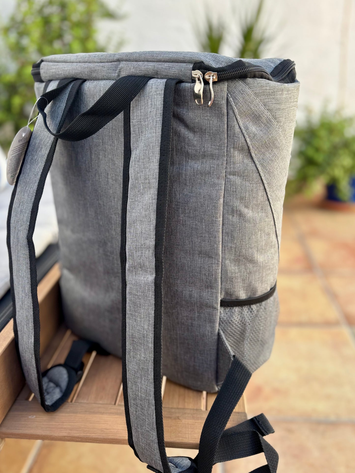 Detalle de mochila térmica gris KMT Style con acabado resistente e interior isotérmico