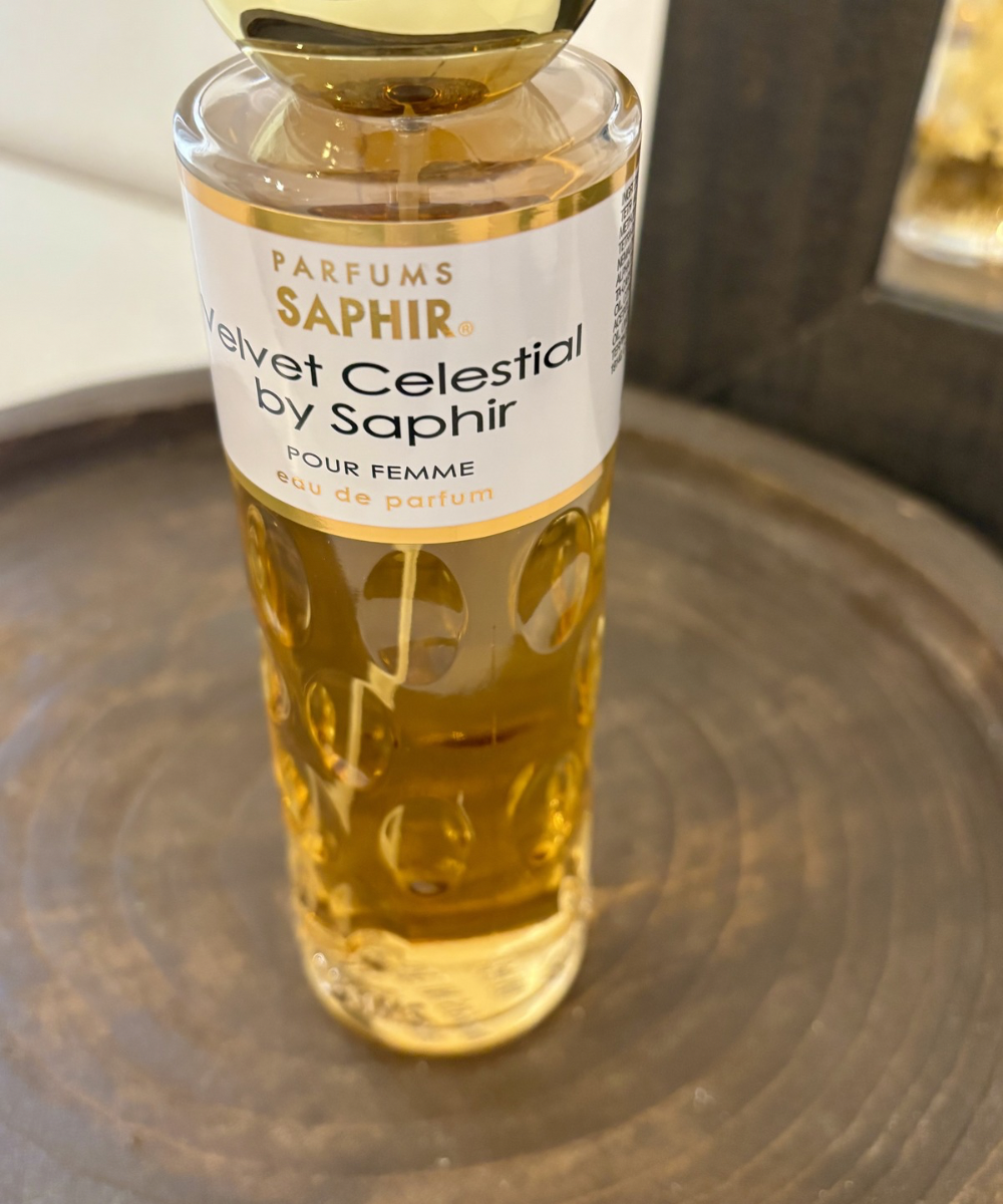 Detalle del frasco de perfume Saphir Velvet Celestial Women con nombre visible, fragancia femenina suave y envolvente