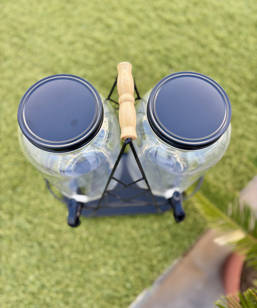 Vista superior de dispensador de bebidas de cristal doble con acabado negro, diseño moderno y práctico para organización de bebidas en el hogar