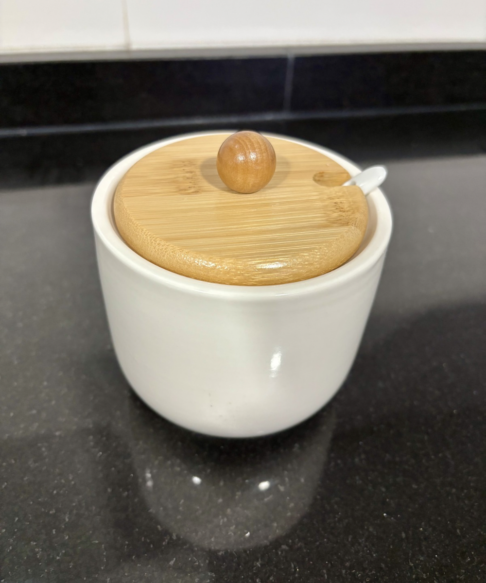 Set de especieros de cerámica blanco mate con tapa bambú azucarero