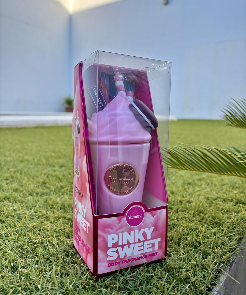 Body fragrance Pink Sweet con aroma dulce de frutas rojas, caramelo suave y vainilla cremosa, fragancia corporal femenina