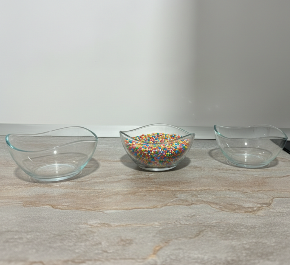 Set de boles Crystal Diamond, un bol servido con comida y los otros vacíos, vajilla de vidrio labrado elegante y funcional para mesa y presentación de platos