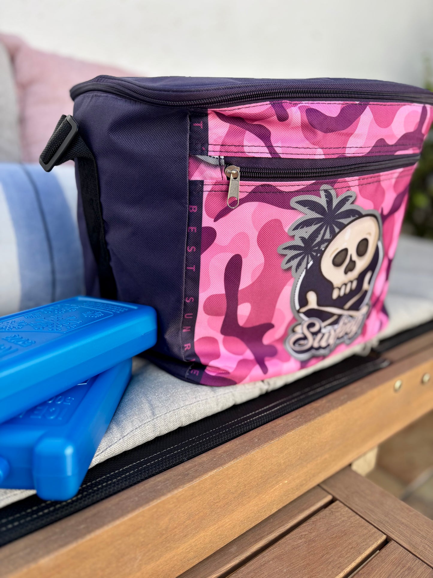 Nevera portátil térmica azul marino con diseño surfero, ideal para playa, piscina y excursiones