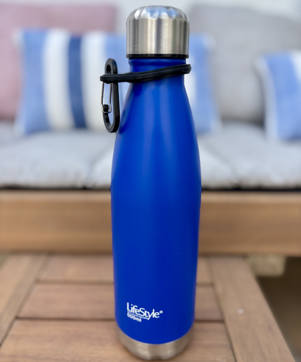 Botella reutilizable azul 500 ml con acabado mate y detalles en acero, perfecta para uso diario y transporte