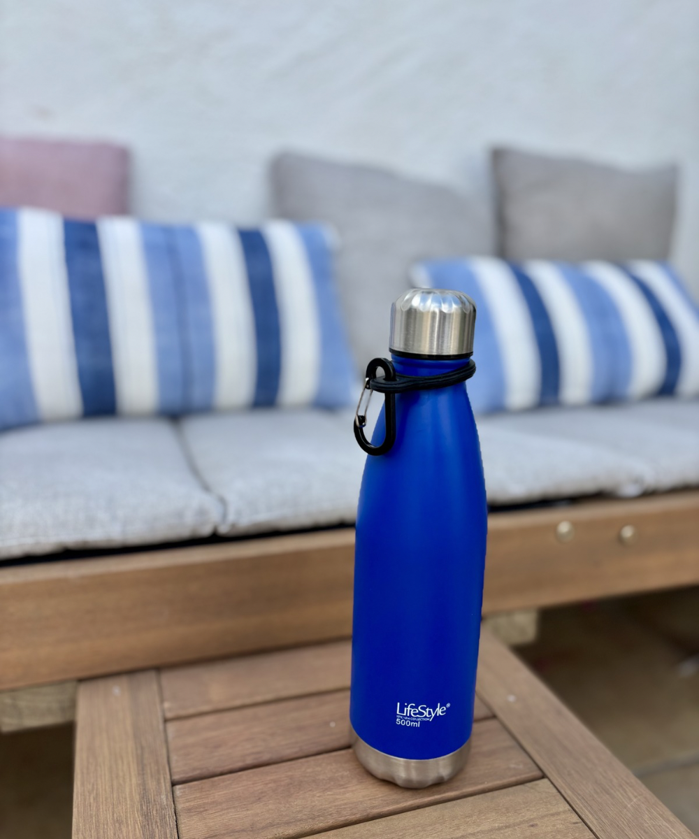 Botella térmica azul de acero inoxidable 500 ml con diseño moderno, ideal para mantener bebidas frías o calientes