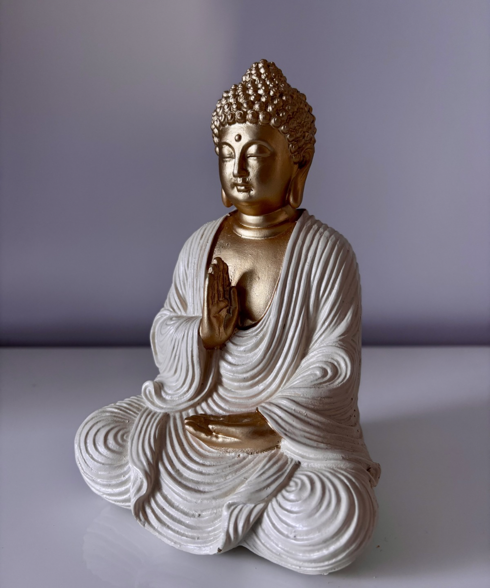 Figura de Buda Priya Meditación en resina con vestimenta blanca y detalles dorados, decoración oriental elegante para el hogar