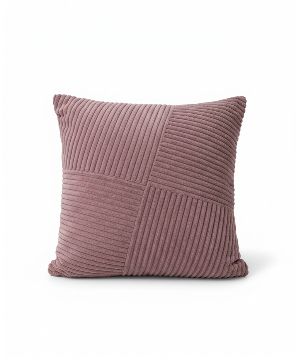 Cojín decorativo Velvet Lines rosa en terciopelo con textura acanalada, accesorio elegante y minimalista para sofá, sillón o cama