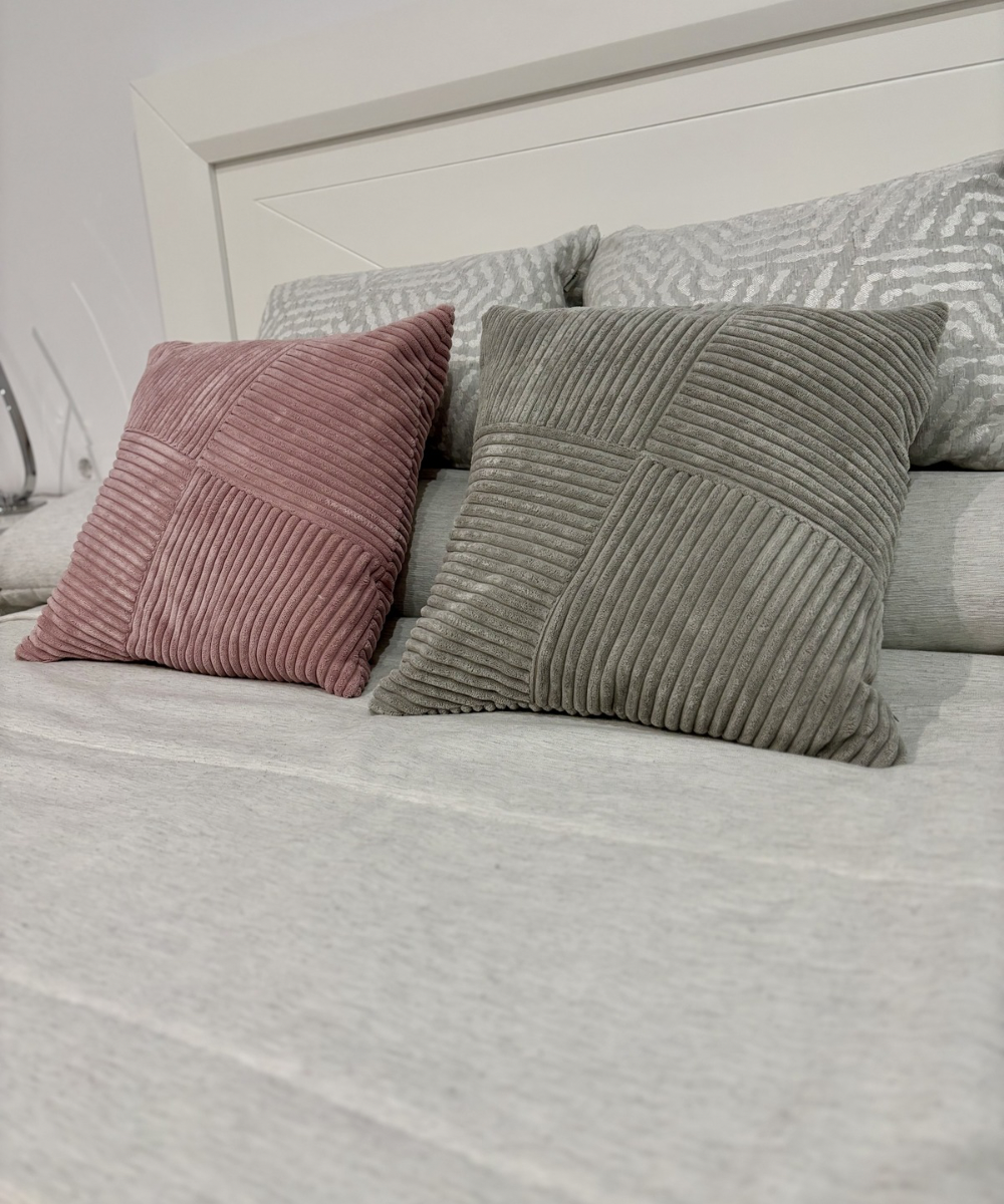 Cojines decorativos Velvet Lines en rosa y gris de terciopelo acanalado, ideales para sofá o cama en decoración moderna y nórdica