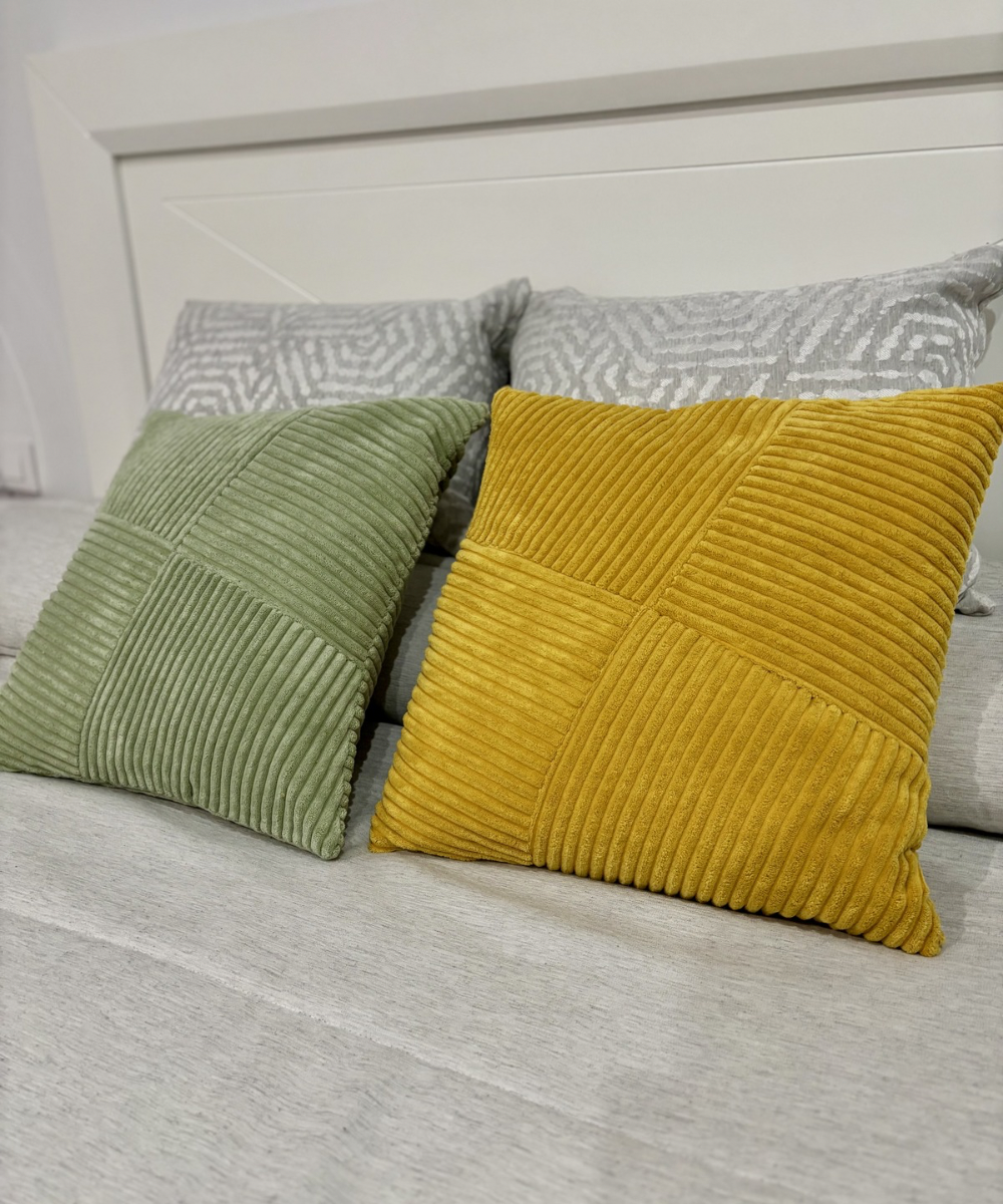 Cojines decorativos Velvet Lines en verde y mostaza de terciopelo suave, perfectos para dar color y estilo a salón o dormitorio