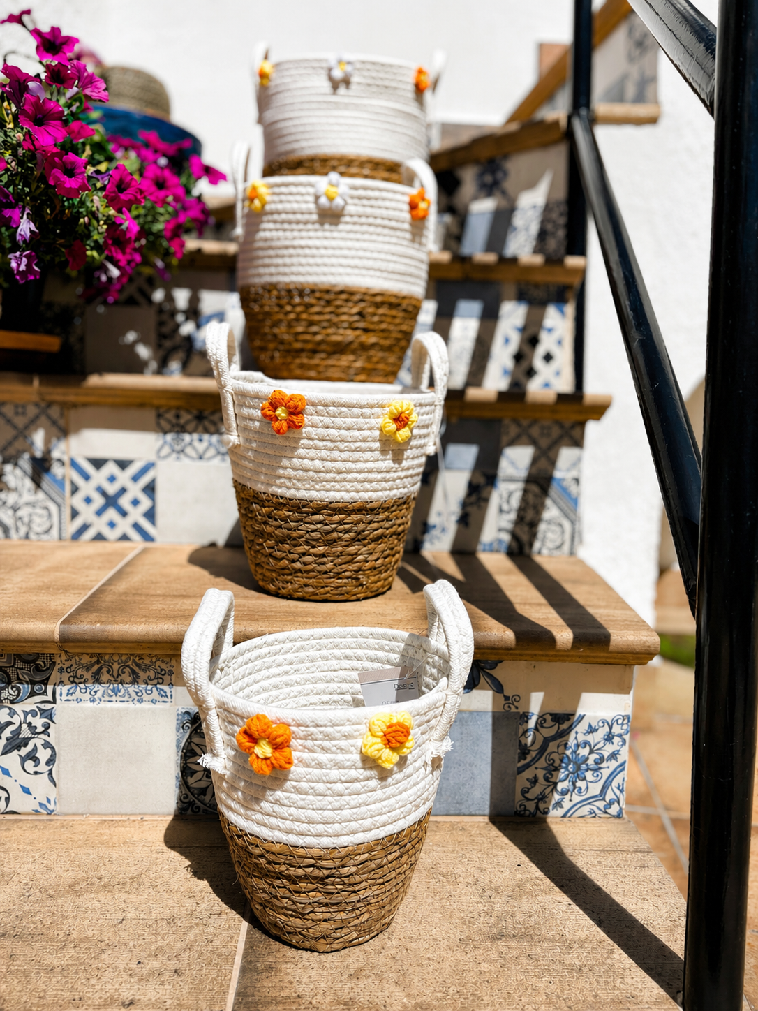 Conjunto de cuatro cestos decorativos de mimbre y algodón en diferentes tamaños para organización y decoración del hogar