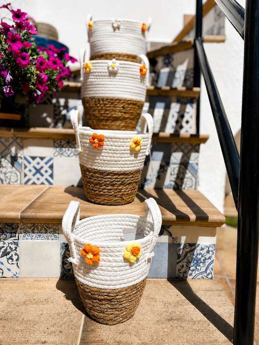 Conjunto de cuatro cestos decorativos de mimbre y algodón en diferentes tamaños para organización y decoración del hogar