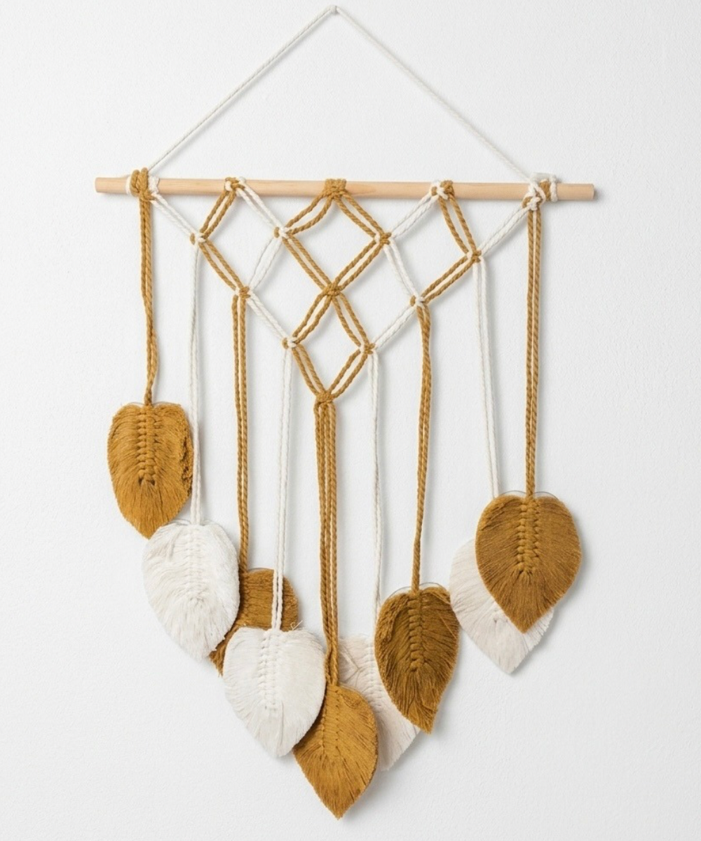 Colgante Aura de crochet en poliéster y madera, decoración de pared en tonos mostaza y blanco con hojas colgantes, detalle decorativo artesanal y moderno