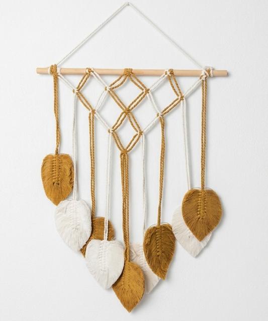 Colgante Aura de crochet en poliéster y madera, decoración de pared en tonos mostaza y blanco con hojas colgantes, detalle decorativo artesanal y moderno