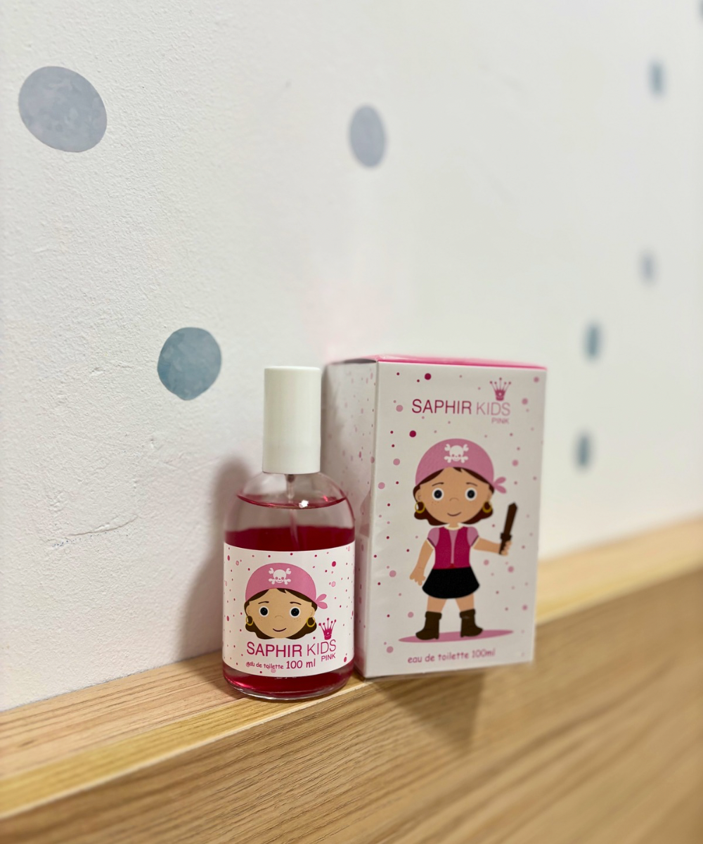 Niña aplicando colonia infantil Fresh Kids de Acho Home con fragancia limpia y delicada antes de salir