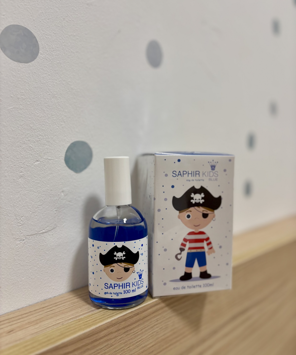 Niño aplicando colonia infantil Fresh Kids de Acho Home tras el baño con fragancia fresca y delicada