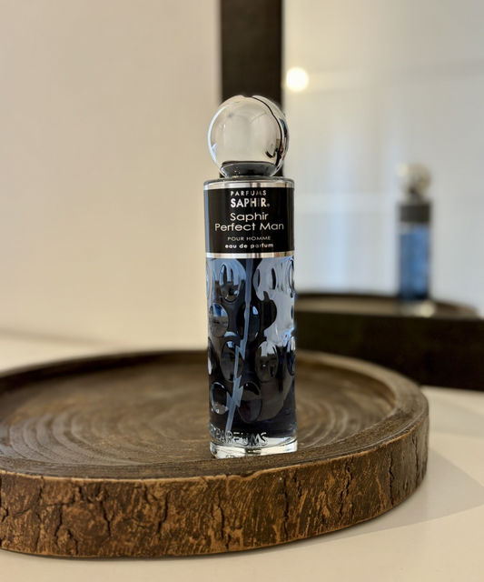  Hombre usando colonia Perfect Man de Saphir con aroma fresco y limpio para el día a día