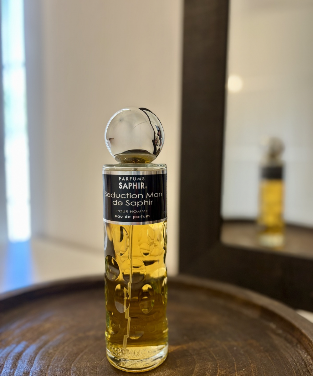 Colonia Saphir con fragancia fresca y amaderada antes de salir