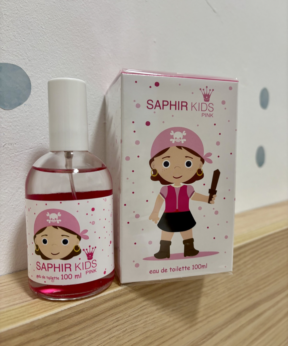 Niña usando colonia infantil Fresh Kids de Acho Home con aroma suave, fresco y ligero para el día a día