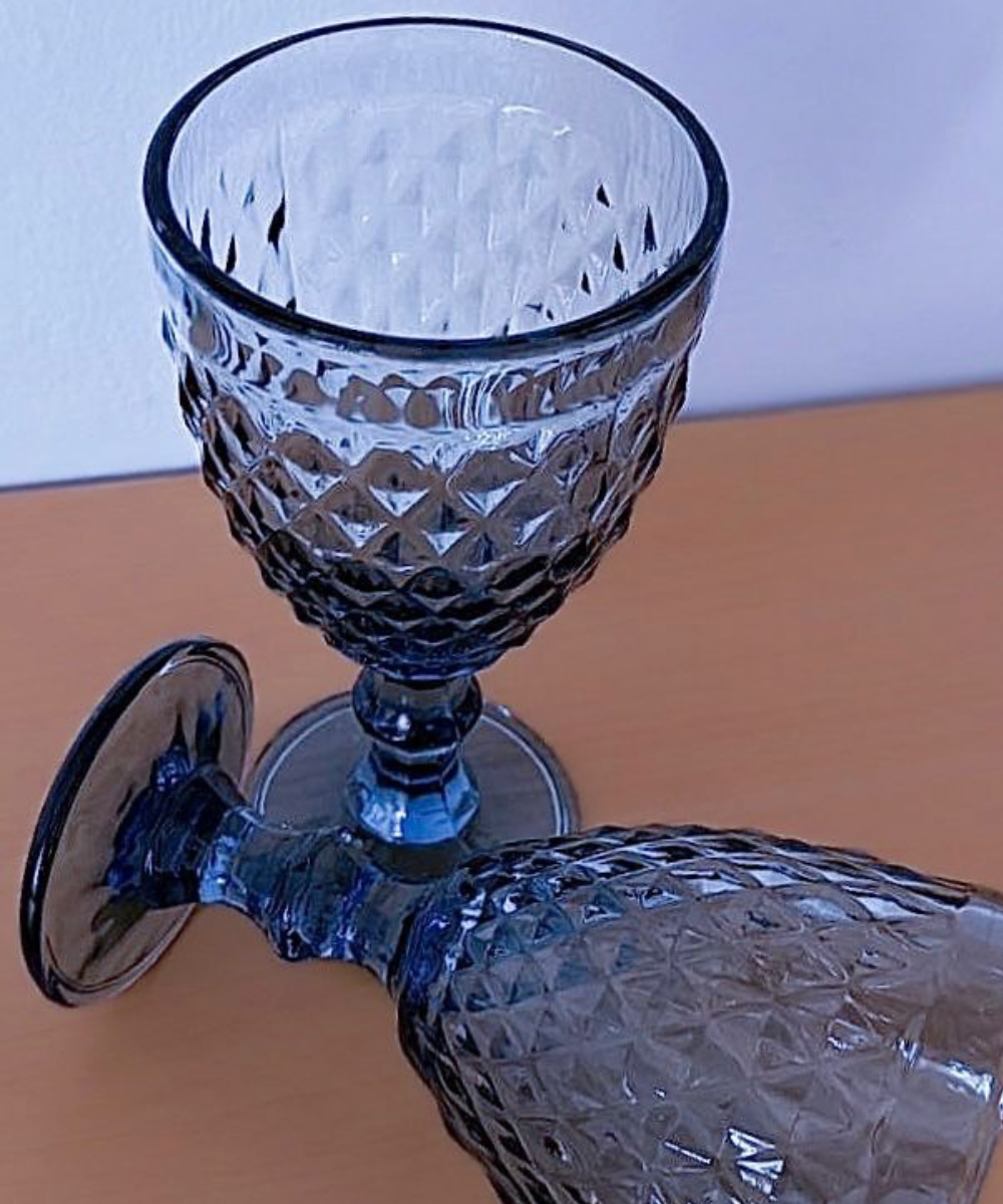 Detalle del relieve geométrico de la copa Salma de vidrio labrado, diseño vintage elegante para mesa