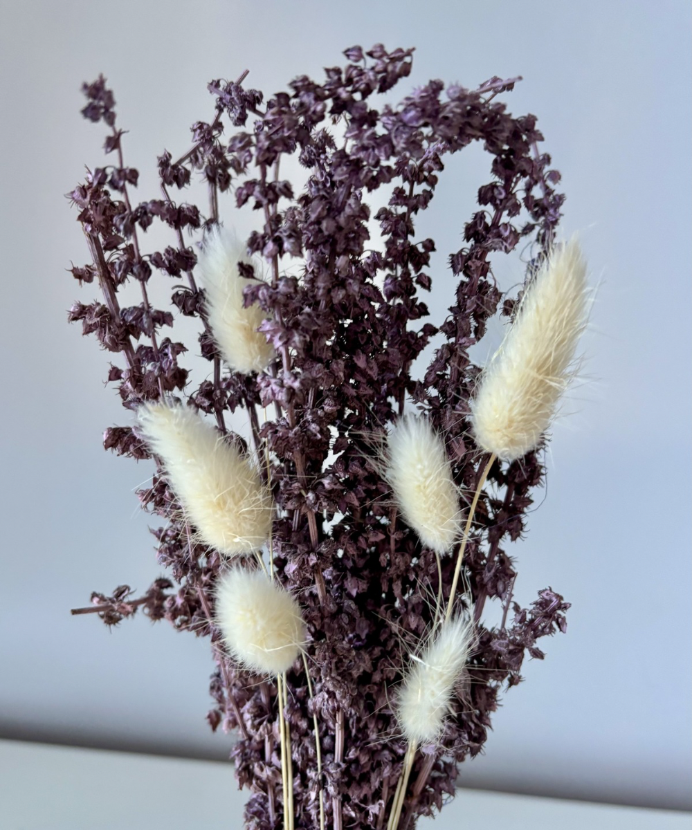 Detalle de flores preservadas con pampas y pompones decorativos en florero Kyoto Stone Jar de estilo nórdico