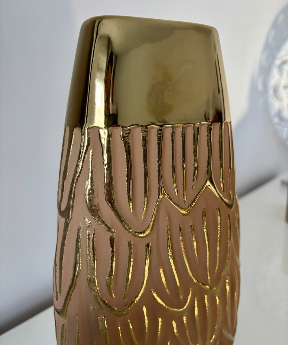Detalle del jarrón Hera de cerámica con acabado terracota y detalles dorados, textura decorativa elegante para interiorismo y decoración del hogar