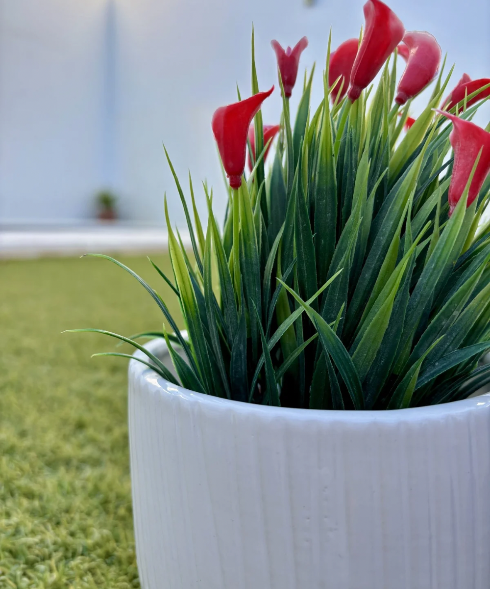 Detalle del macetero Alba con textura rayada irregular en cerámica blanca, diseño decorativo elegante para plantas y decoración del hogar