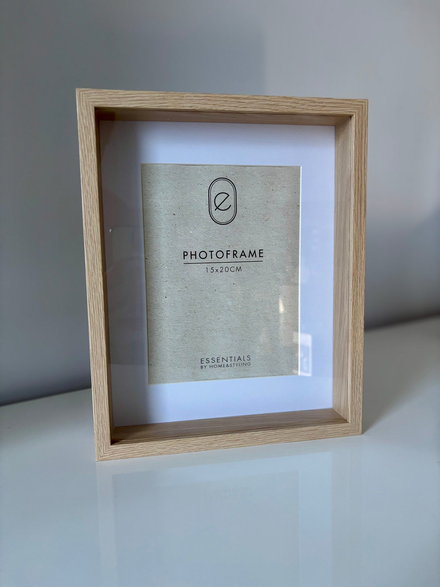 Detalle de marco de fotos de madera de haya con acabado natural, estilo minimalista y sencillo para decoración del hogar