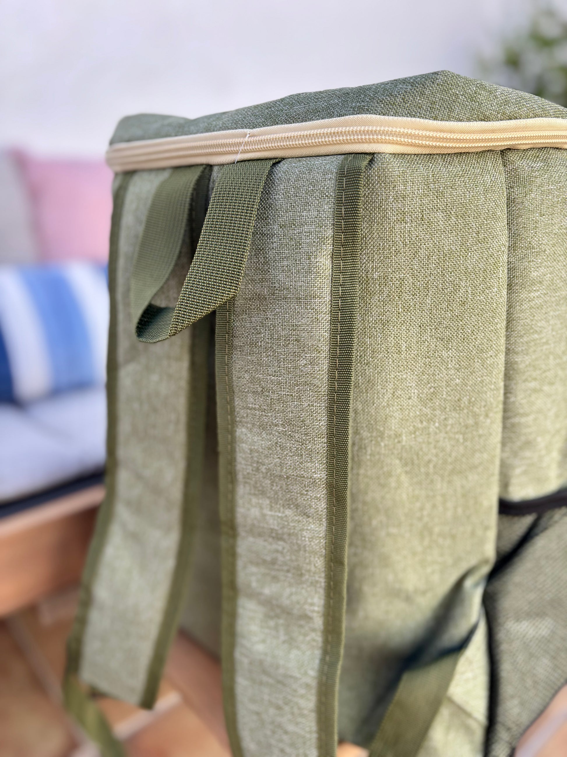 Detalle de bolsillos frontales, cremalleras beige y acabado de mochila térmica KMT Style