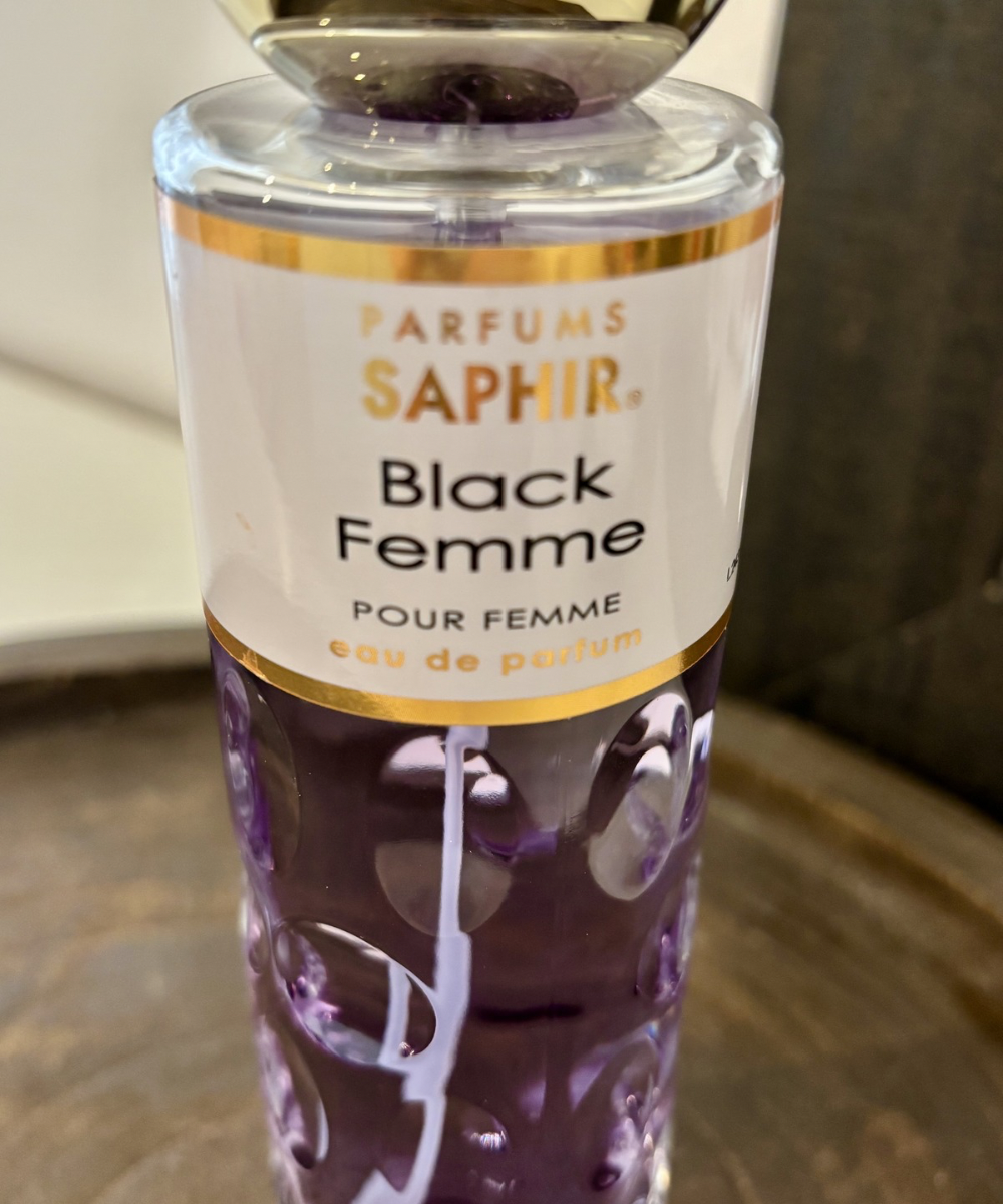 Detalle del frasco de perfume Saphir Black Femme Women con nombre visible, fragancia femenina intensa y elegante