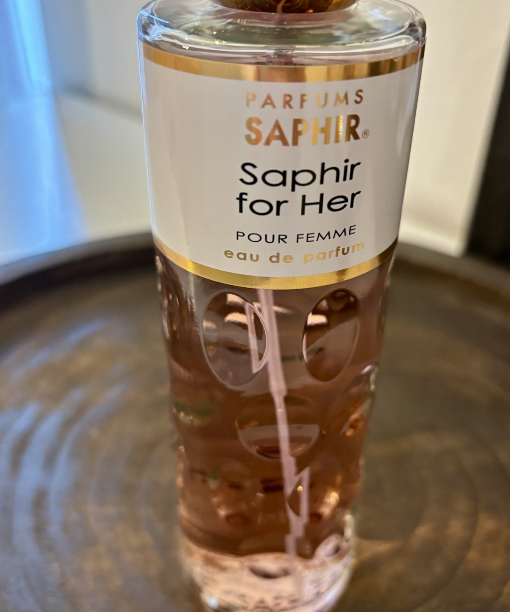 Detalle del frasco de perfume Saphir For Her Women con nombre visible, fragancia femenina fresca y delicada