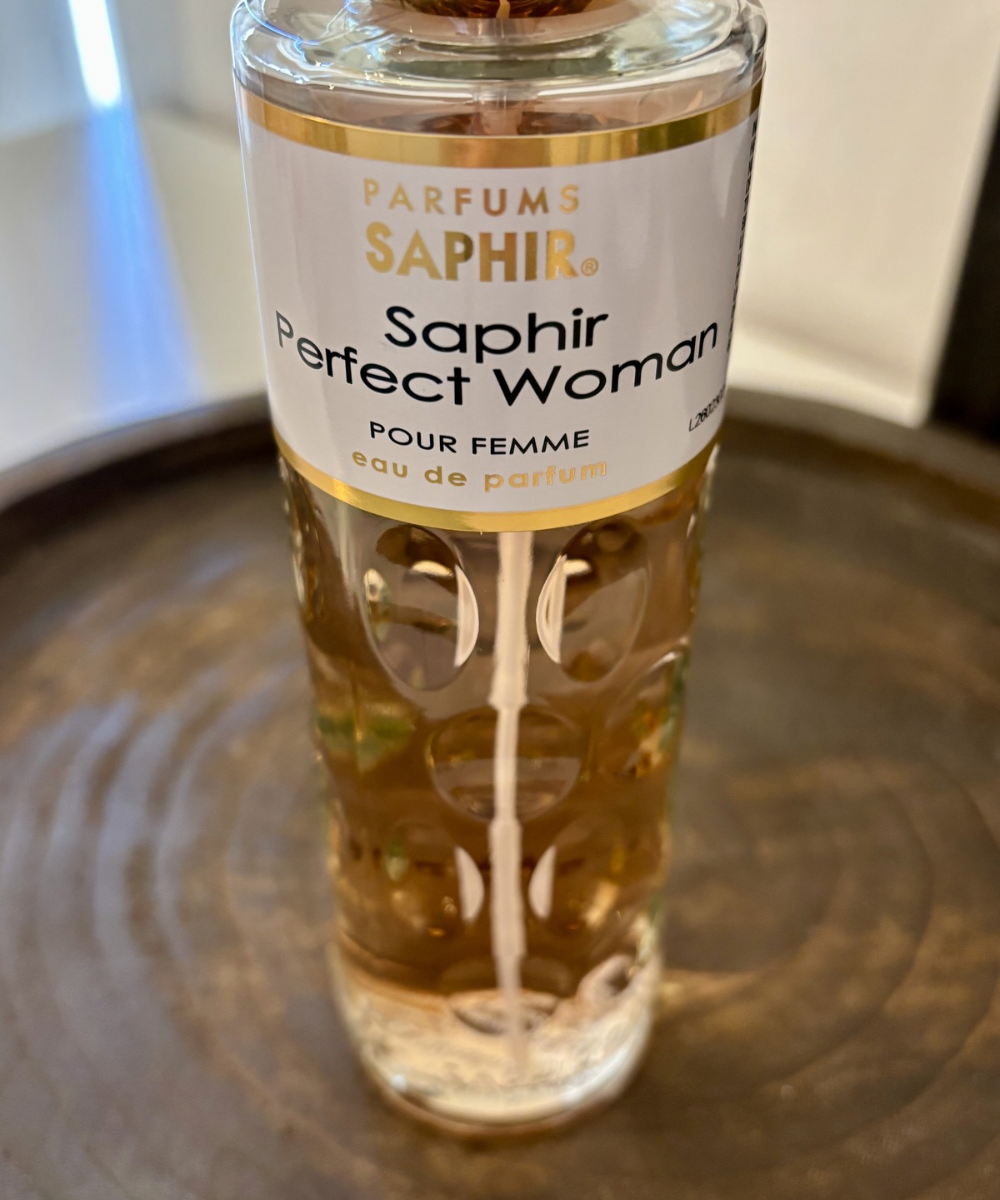 Detalle del frasco de perfume Saphir Perfect Woman con nombre visible, colonia femenina elegante y sofisticada
