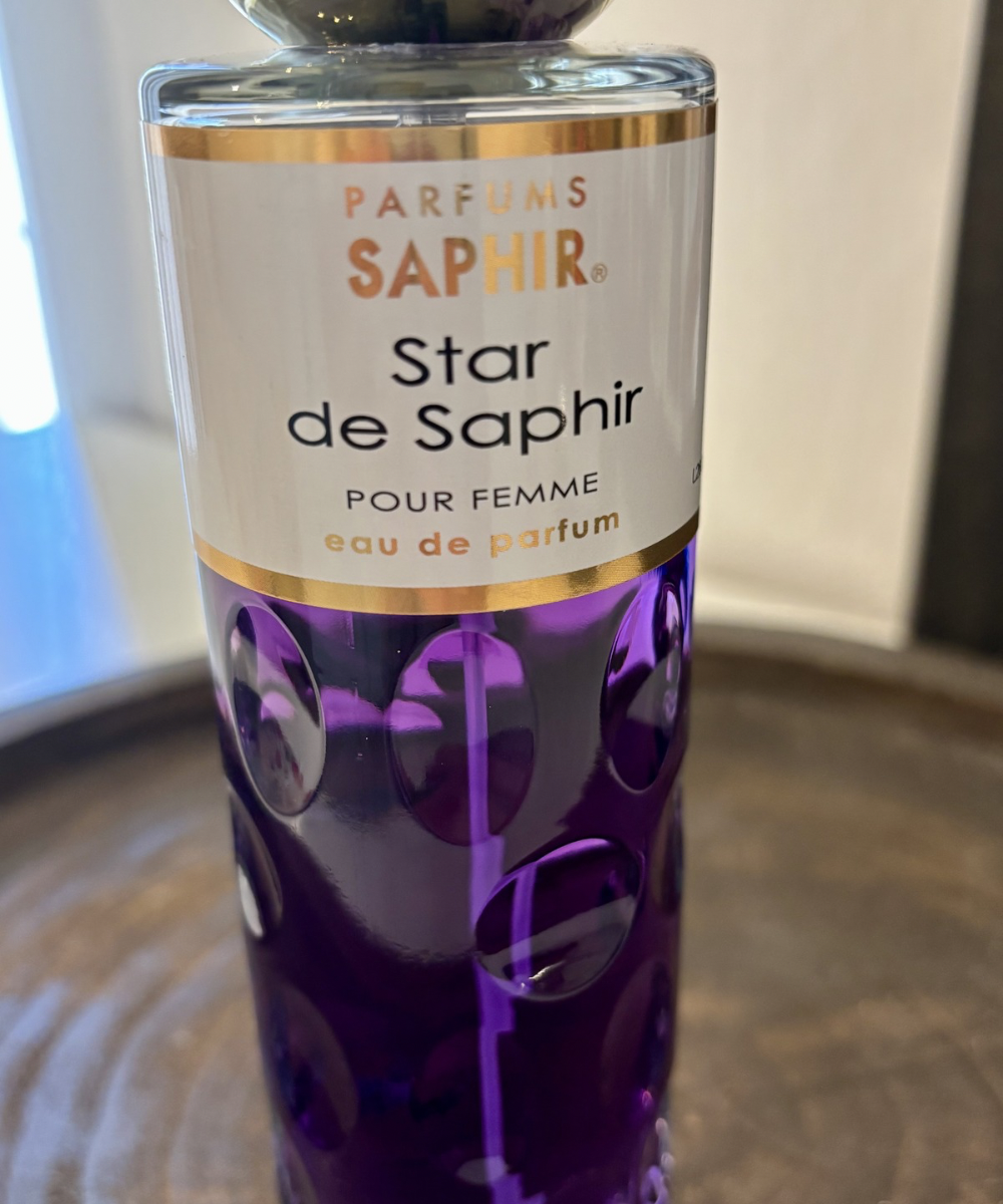 Detalle del frasco de perfume Saphir Star con nombre visible, fragancia femenina elegante y con personalidad