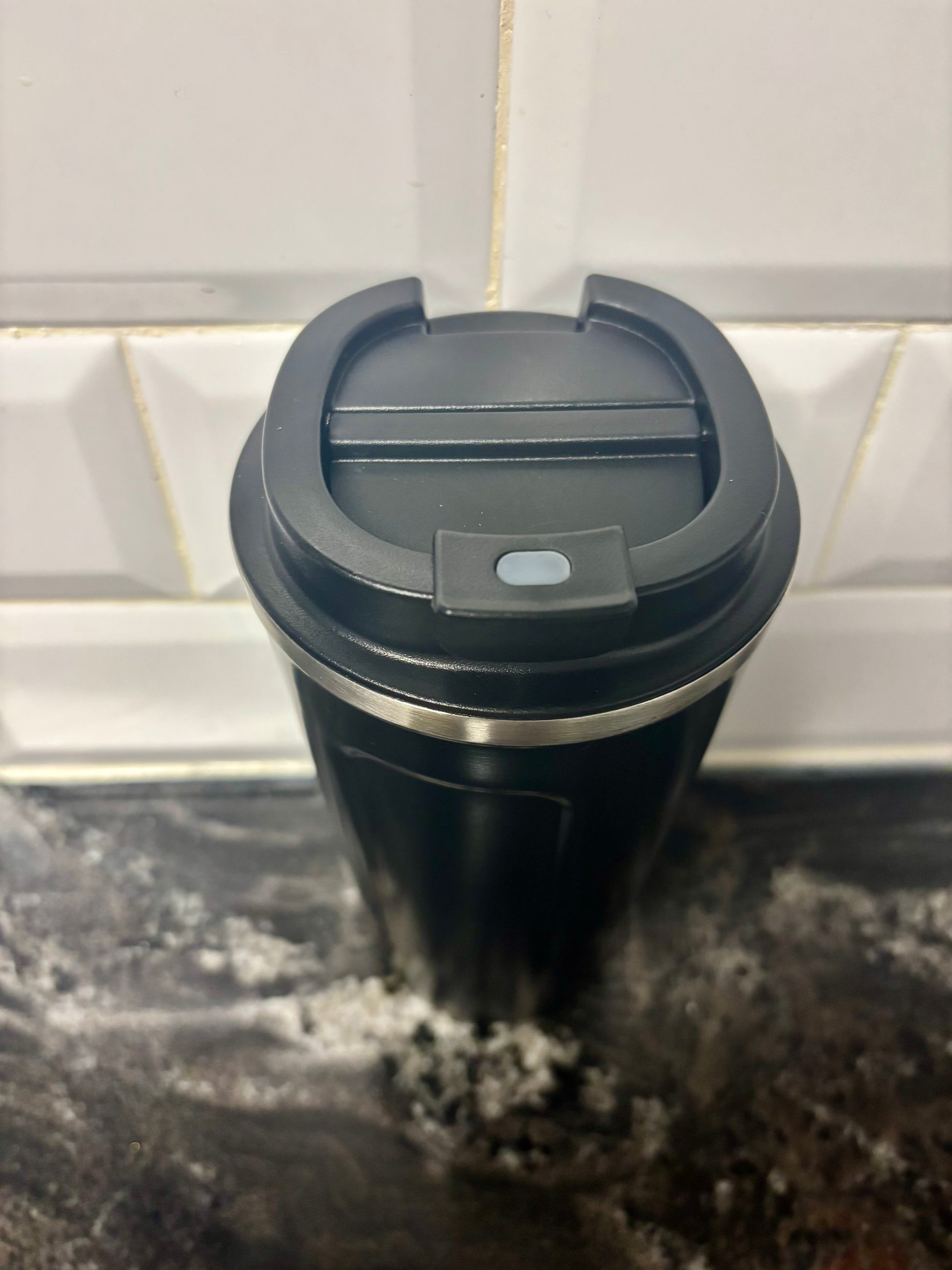 Detalle de la tapa negra con apertura para beber de vaso térmico reutilizable