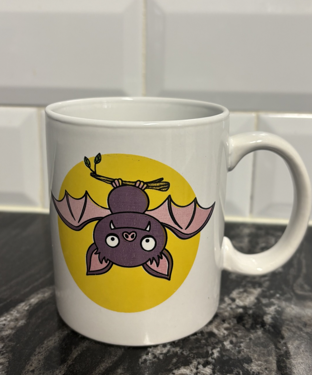 Taza de cerámica con ilustración de murciélago colgado, diseño divertido y simbólico con toque humorístico