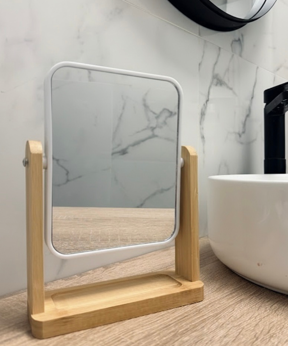 Espejo de tocador Nordic Bamboo en vidrio y bambú natural con marco blanco, accesorio minimalista y elegante para baño o tocador.