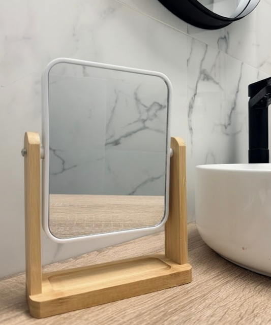 Espejo de tocador Nordic Bamboo en vidrio y bambú natural con marco blanco, accesorio minimalista y elegante para baño o tocador.
