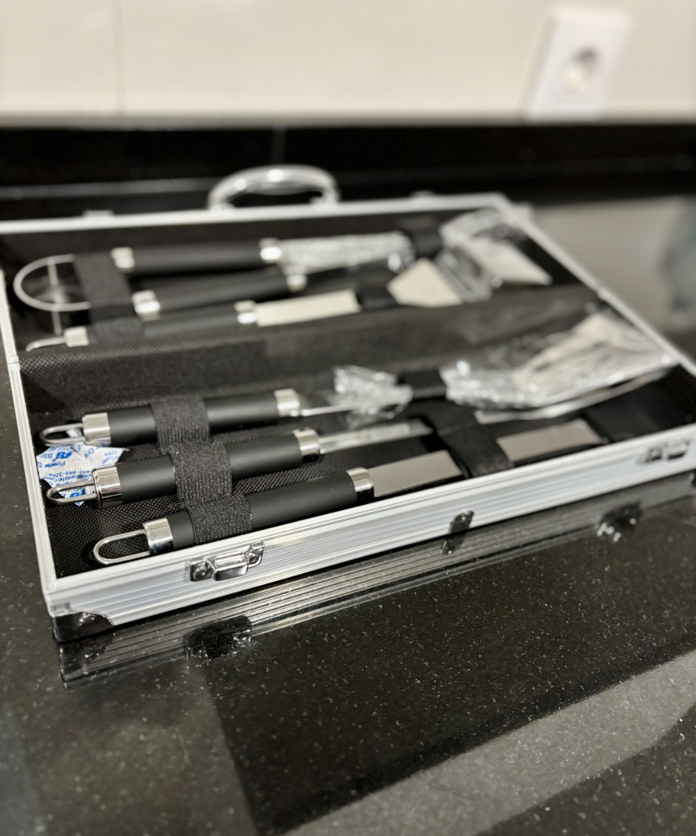 Estuche de aluminio del set de barbacoa Titan BBQ Professional Kit, maletín resistente para guardar utensilios de parrilla de forma organizada