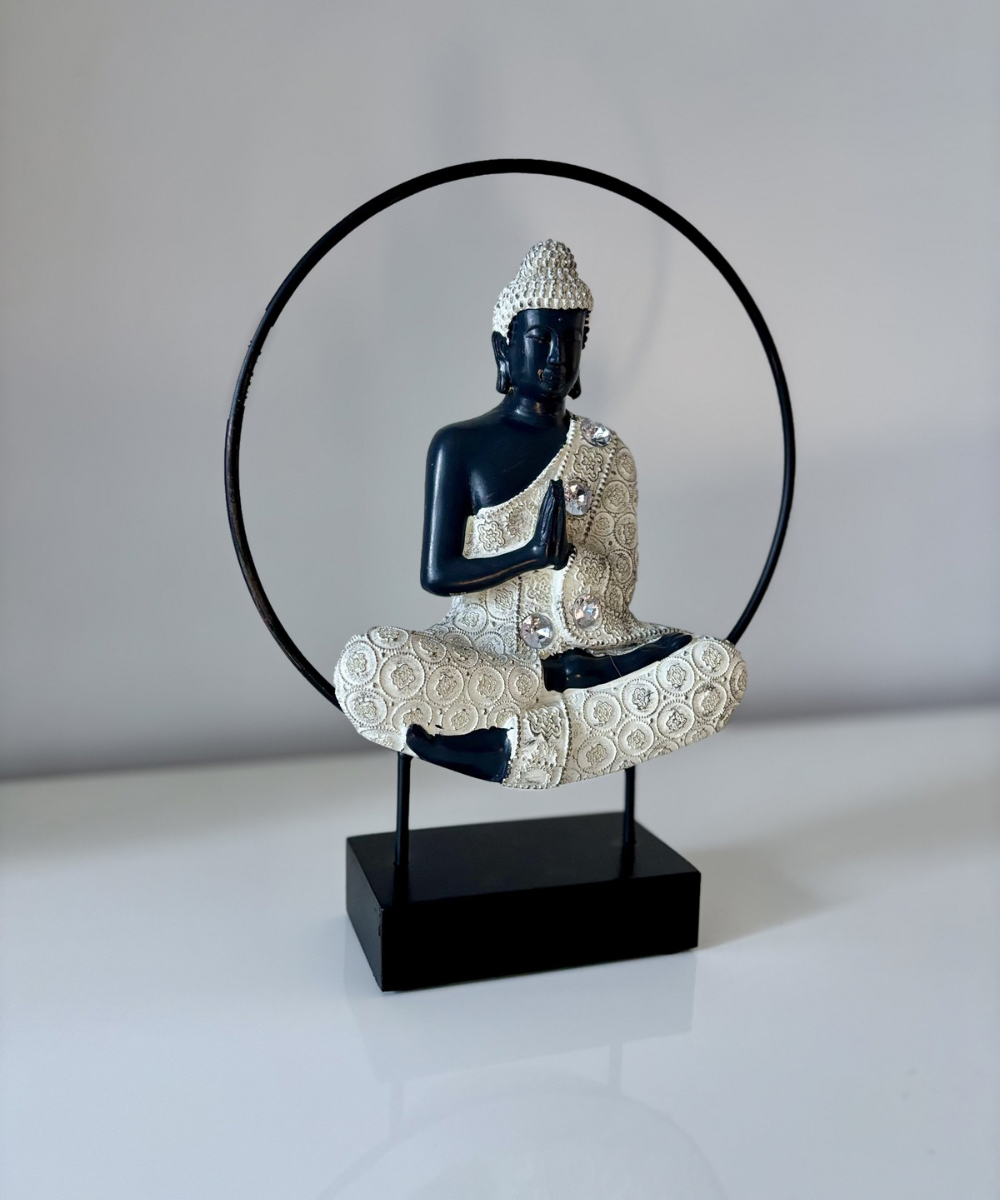 Figura de Buda zen con aro circular negro, diseño decorativo espiritual ideal para crear ambientes relajantes en el hogar