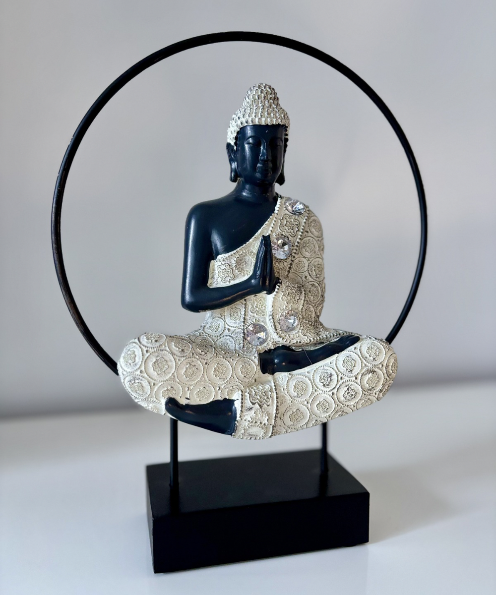 Figura decorativa de Buda zen en color negro y blanco meditando con aro circular, estilo espiritual y moderno para decoración del hogar
