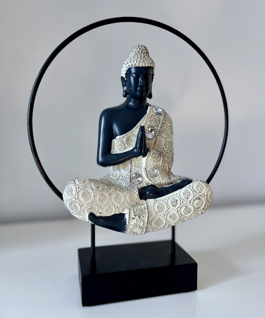 Figura decorativa de Buda zen en color negro y blanco meditando con aro circular, estilo espiritual y moderno para decoración del hogar
