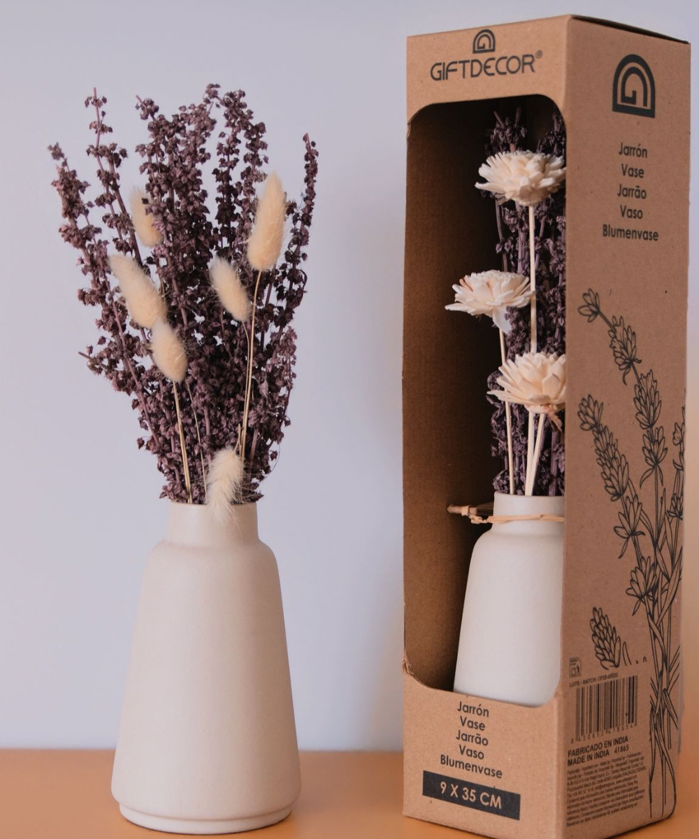Florero Kyoto Stone Jar en cerámica de gres con acabado mate y flores preservadas de lavanda y pampas, decoración contemporánea y elegante para el hogar