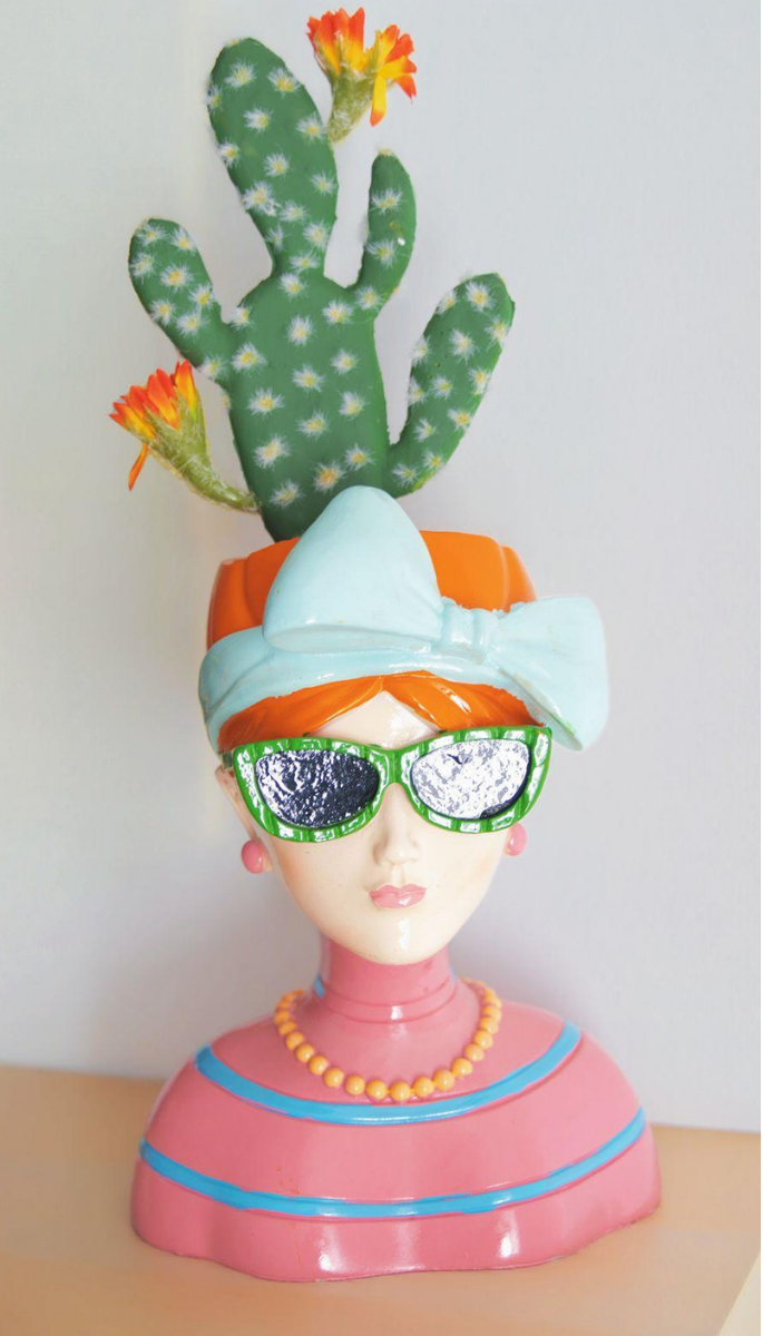 Jarrón Frida Pop con melena pelirroja y gafas verdes, detalle decorativo colorido para estanterías y rincones del hogar.