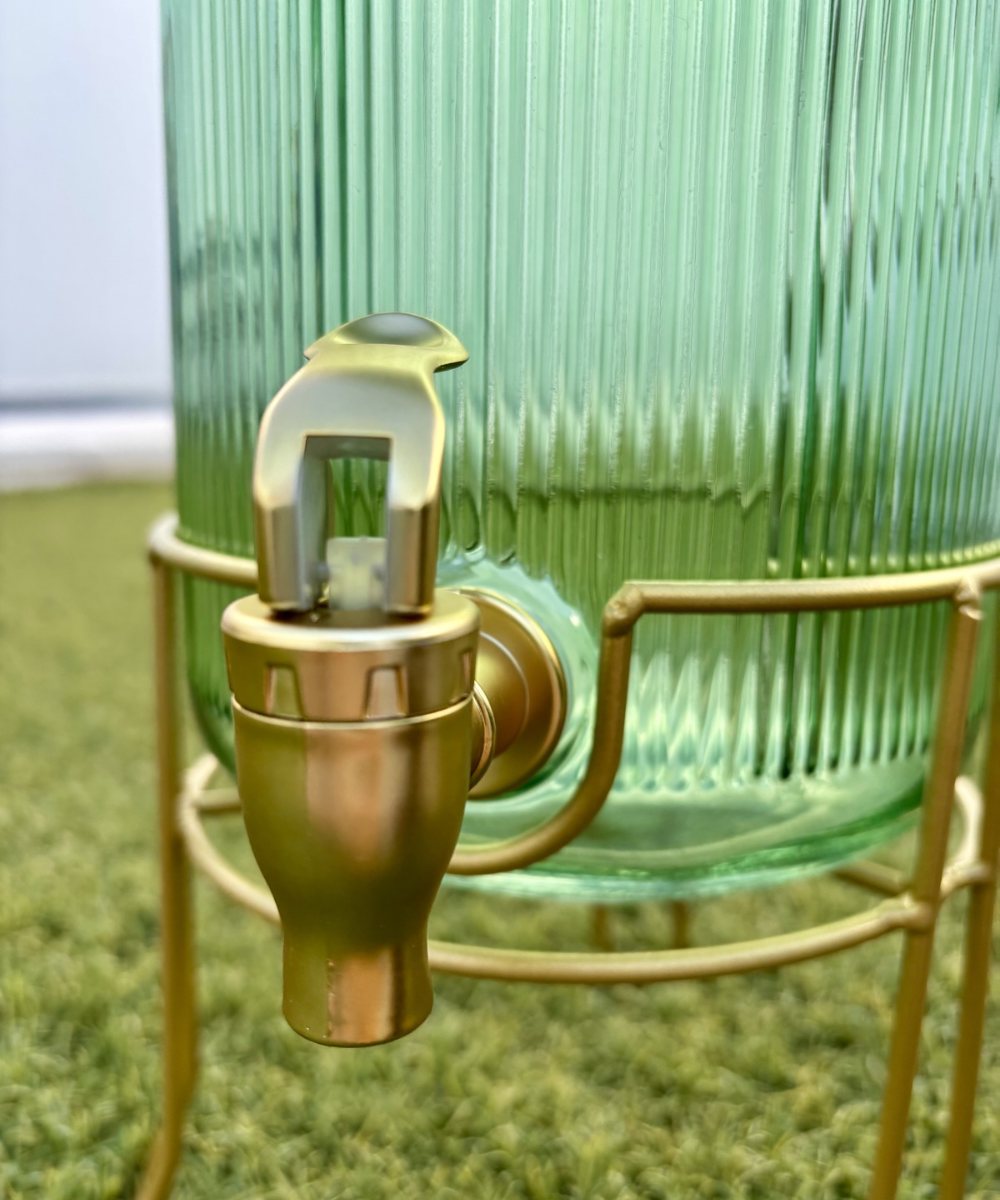 Detalle del grifo metálico dorado del dispensador Emerald Gold, sistema práctico para servir bebidas de forma cómoda y limpia