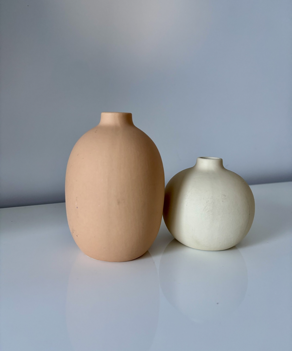 Jarrones decorativos de cerámica en formas esfera y óvalo, acabados mate en tonos arena y terracota para decoración moderna del hogar