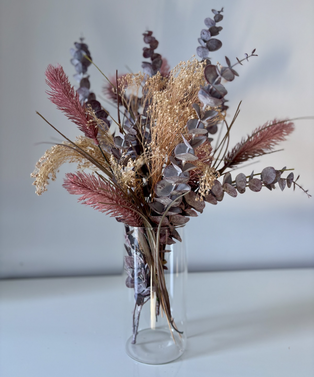 Jarrón cilíndrico de vidrio transparente con flores preservadas, diseño minimalista ideal para decoración de salón o centro de mesa