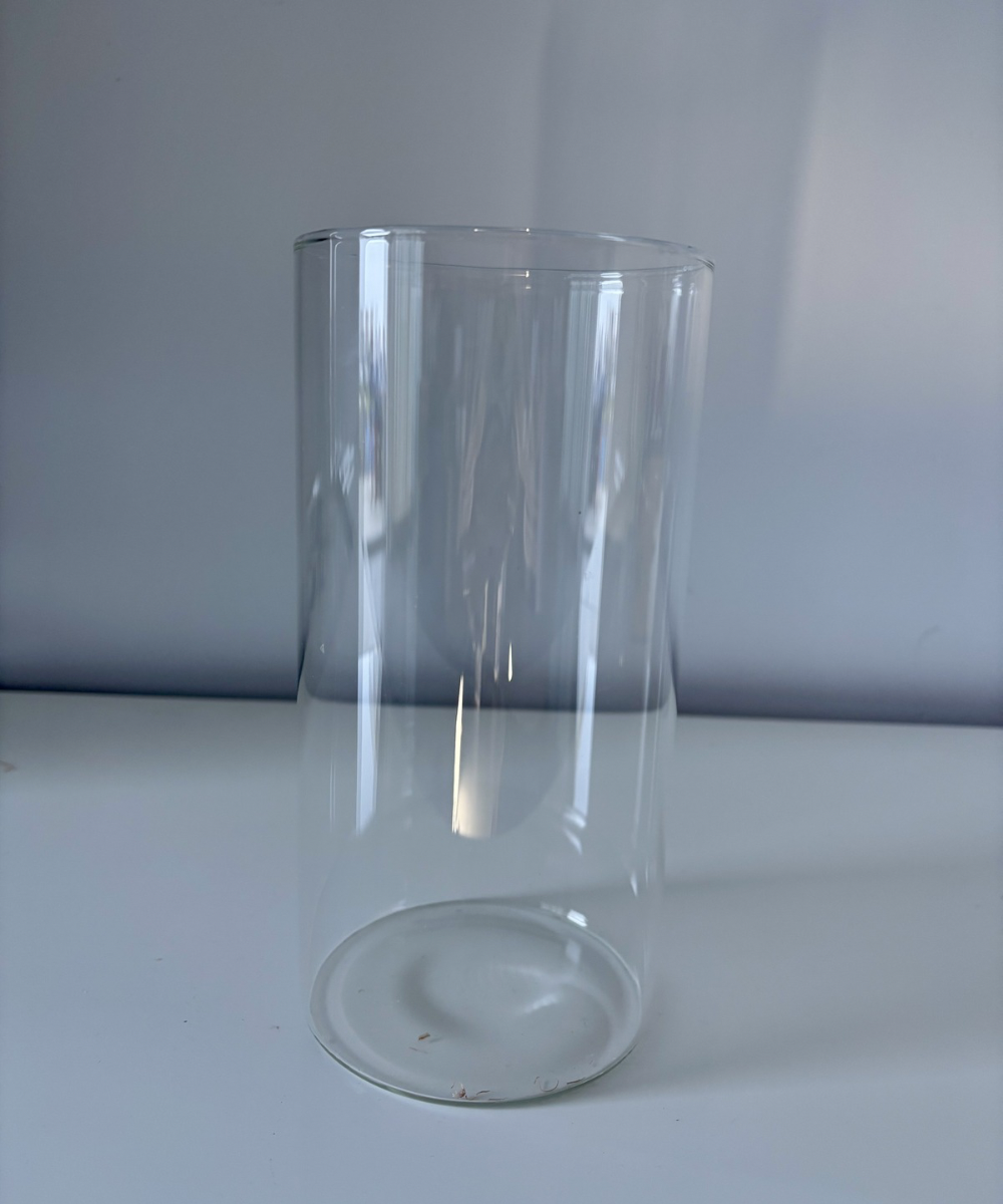 Jarrón cilíndrico de vidrio transparente diseño minimalista, pieza decorativa versátil para flores o centros de mesa