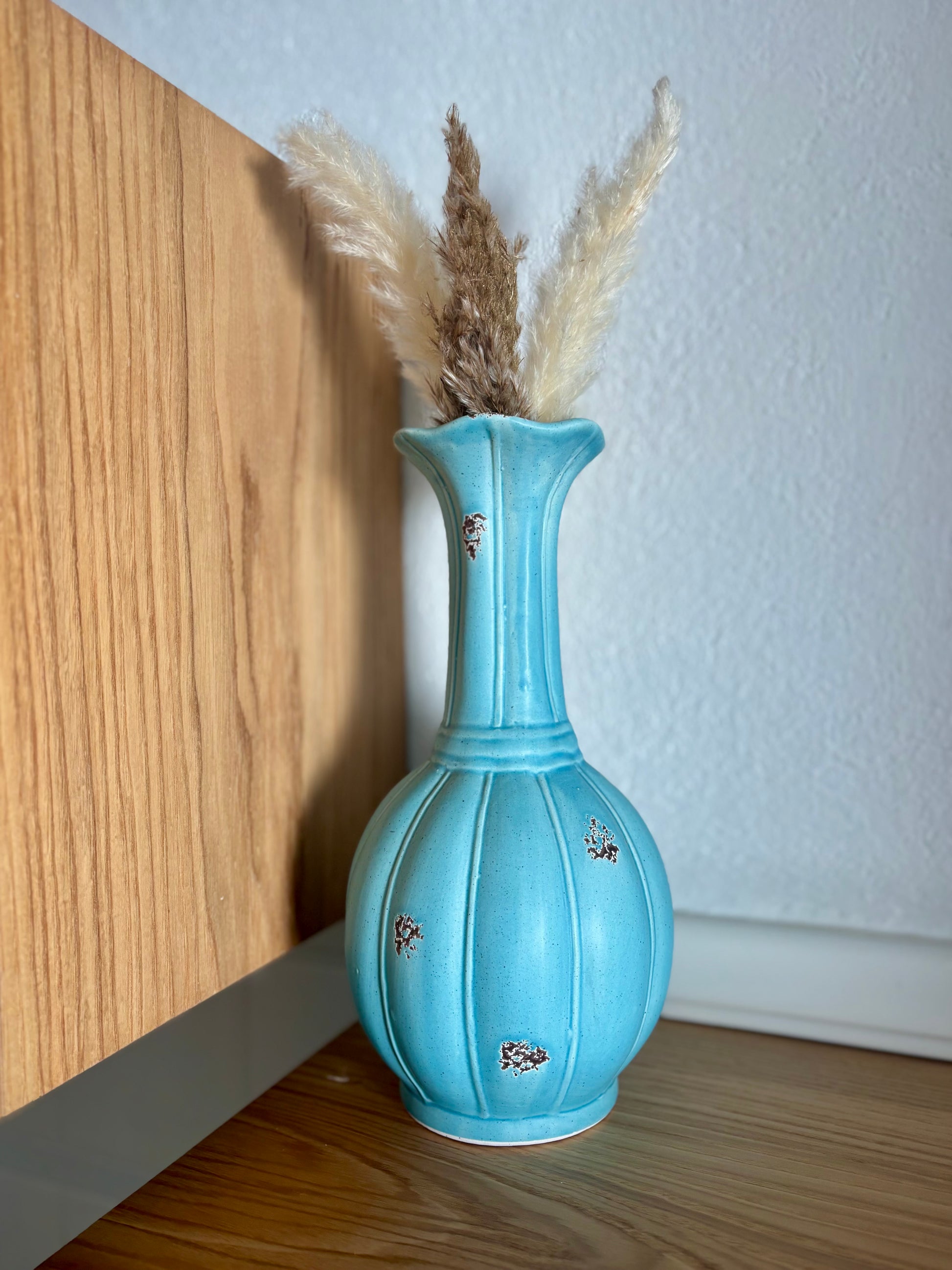 Jarrón de cerámica celeste con diseño en relieve y estilo vintage para decoración del hogar